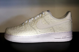 White Crocodile Print - Low-Top Air Forces